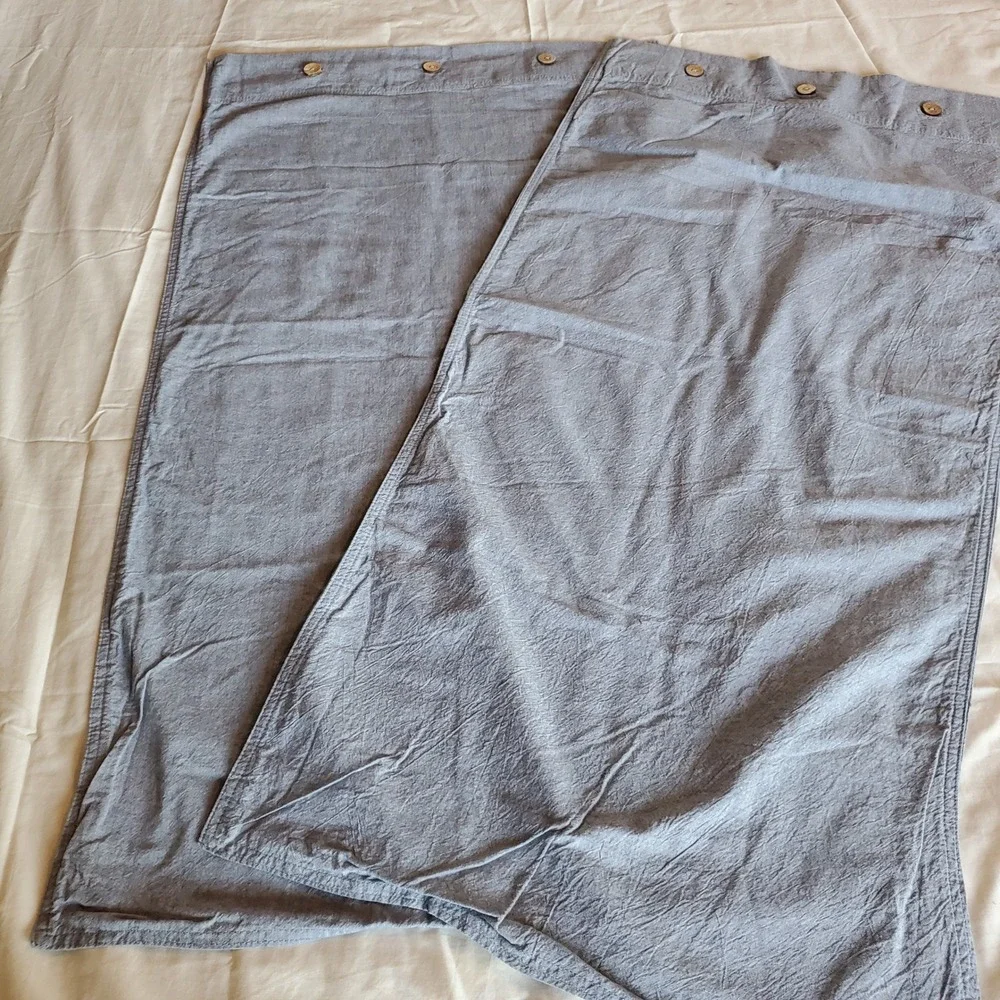 Cremieux Blue Cotton Chambray King Pillowcase Set of 2 Wood Button Closure 20x36